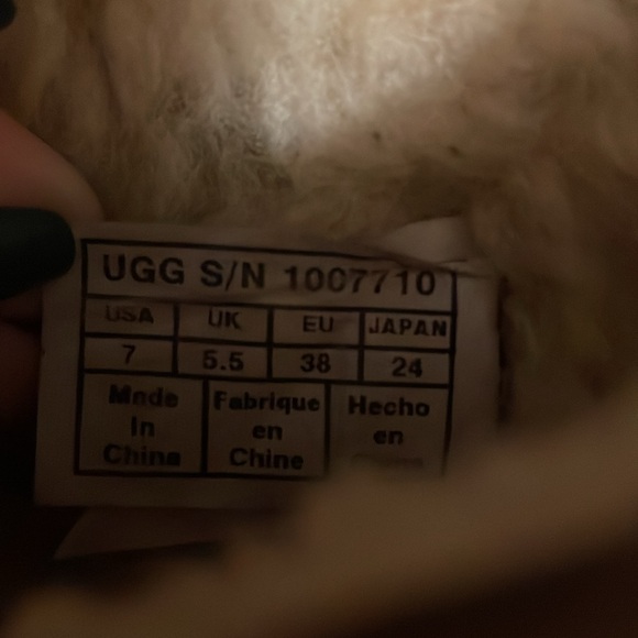 Ugg boots. - Picture 7 of 10